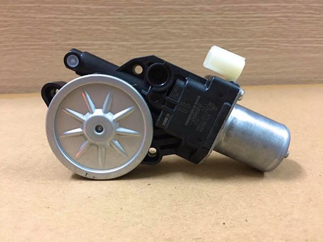 Motor nâng hạ kính trước phải Mitsubishi Xpander RH