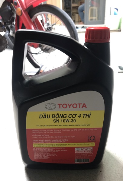 Dầu nhớt động cơ ô tô cho máy xăng chính hãng